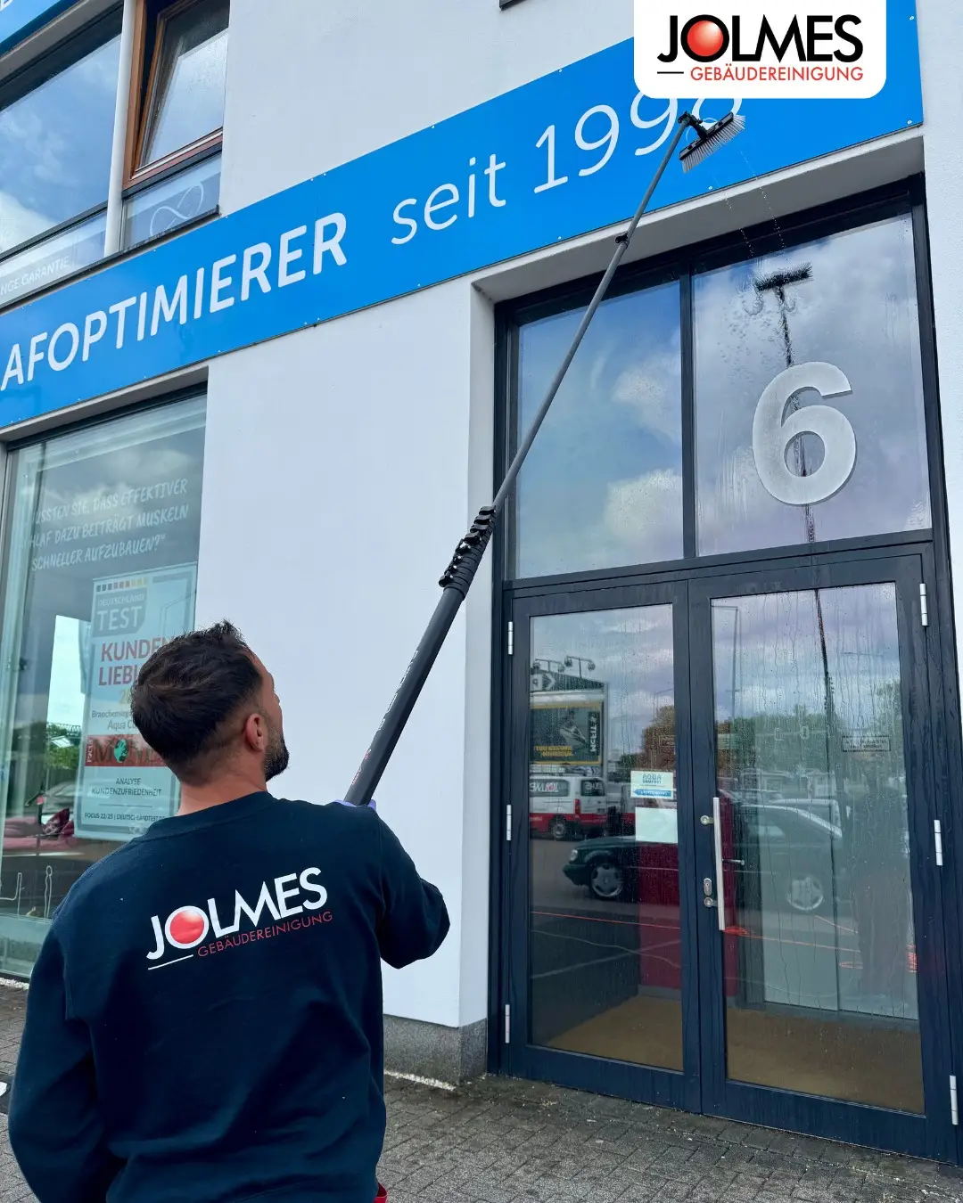 Du willst, dass dein Gebäude gepflegt wirkt?

Dann ist unser Glasreinigungs-Team für dich da.
Mit Erfahrung, modernem Equipment und dem Blick fürs Detail sorgen wir für klare Sicht - innen wie außen.

💡Jetzt Termin vereinbaren und zurücklehnen