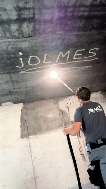 Eigentlich wollten wir nur den Beton sauber machen. Jetzt steht da JOLMES, Buchstabe für Buchstabe aus dem Schmutz gelasert. 😂

So genau arbeitet die Laserreinigung wirklich: Ein gerichteter Laserstrahl löst Rost, alte Beschichtungen und Schmutz punktgenau von der Oberfläche, ganz ohne Strahlmittel, Wasser oder Chemie. Statt Farbe drauf einfach Schmutz weg.

So präzise und schonend, dass sich auch empfindliche Oberflächen, historische Fassaden und denkmalgeschützte Bauteile sicher reinigen lassen. Sauber für Mensch, Material und Umwelt.

Das Autogramm gibt es natürlich nur zur Vorführung. Sauber wird es bei dir trotzdem. 🫡