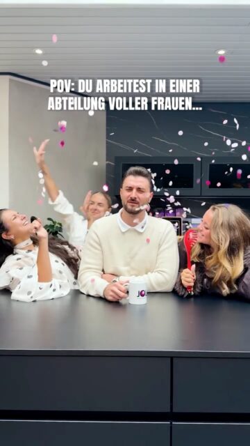 Wenn du der einzige Mann im Büro bist und dein wichtigster Skill plötzlich nicht Excel, sondern Durchhaltevermögen ist. 😂🎉

#frauenpower #officehumor #teamjolmes #jolmesgruppe #paderborn