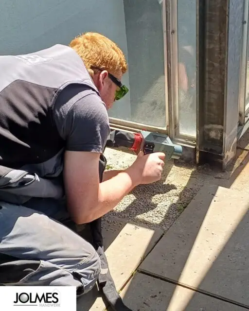Präzise Laserreinigung bei einem unserer Kunden ⚡️

In unserem jüngsten Projekt reinigen wir die Stahlkonstruktion der Laubengänge eines Wohngebäudes. Im Sockelbereich hatte sich über die Jahre durch stehendes Wasser starker Rost gebildet, den wir mit unserem Laser chemiefrei entfernen.

Das Verfahren ist gleich doppelt nachhaltig: Es produziert keine Strahlmittel-Rückstände oder chemischen Abfälle und erspart oft den Austausch ganzer Bauteile. Gerade dort, wo ein Austausch eine Wertminderung bedeuten würde (z. B. bei denkmalgeschützten Objekten), ist das ein echter Vorteil.

Du hast Oberflächen, die eine Laserreinigung vertragen könnten? Melde dich bei Jolmes!

#Jolmes #Laserreinigung #Paderborn