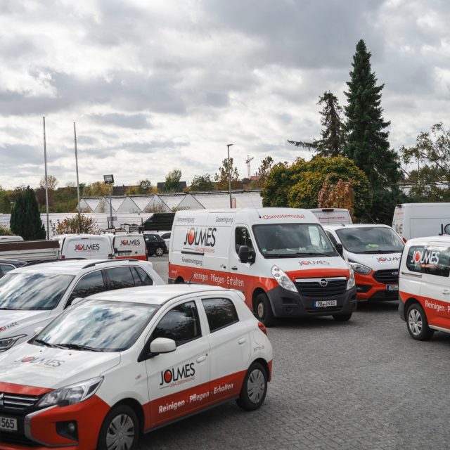 Nur ein kleiner Teil unseres Fuhrparks, aber jeden Tag für unsere Kunden unterwegs. 🚐

Hinter jedem unserer Fahrzeuge stehen zahlreiche Teams, vier große Fachbereiche und nur ein gemeinsames Ziel: starke Leistungen für unsere Kunden!

Wann hast du das letzte Mal eins unserer Firmenautos gesehen? 😄
📍 Paderborn

#JolmesGruppe #Fuhrpark #Paderborn #Gebäudereinigung #ImEinsatz #OWL