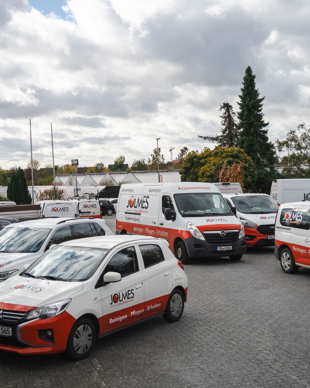 Nur ein kleiner Teil unseres Fuhrparks, aber jeden Tag für unsere Kunden unterwegs. 🚐

Hinter jedem unserer Fahrzeuge stehen zahlreiche Teams, vier große Fachbereiche und nur ein gemeinsames Ziel: starke Leistungen für unsere Kunden!

Wann hast du das letzte Mal eins unserer Firmenautos gesehen? 😄
📍 Paderborn

#JolmesGruppe #Fuhrpark #Paderborn #Gebäudereinigung #ImEinsatz #OWL