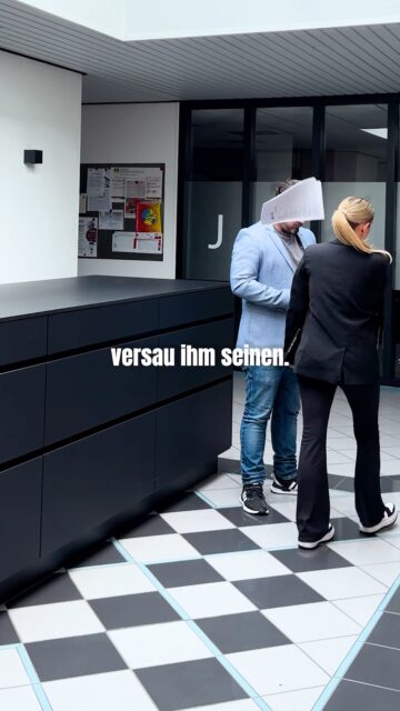 Wenn der Chef schon morgens Stress verteilt, kann man wenigstens für faire Verhältnisse sorgen. 😌

#Jolmes #TeamJolmes #ChefHumor #Büroalltag #Paderborn