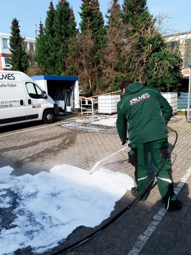 Außenreinigung mit Heißschaum vor dem Jolmes Transporter