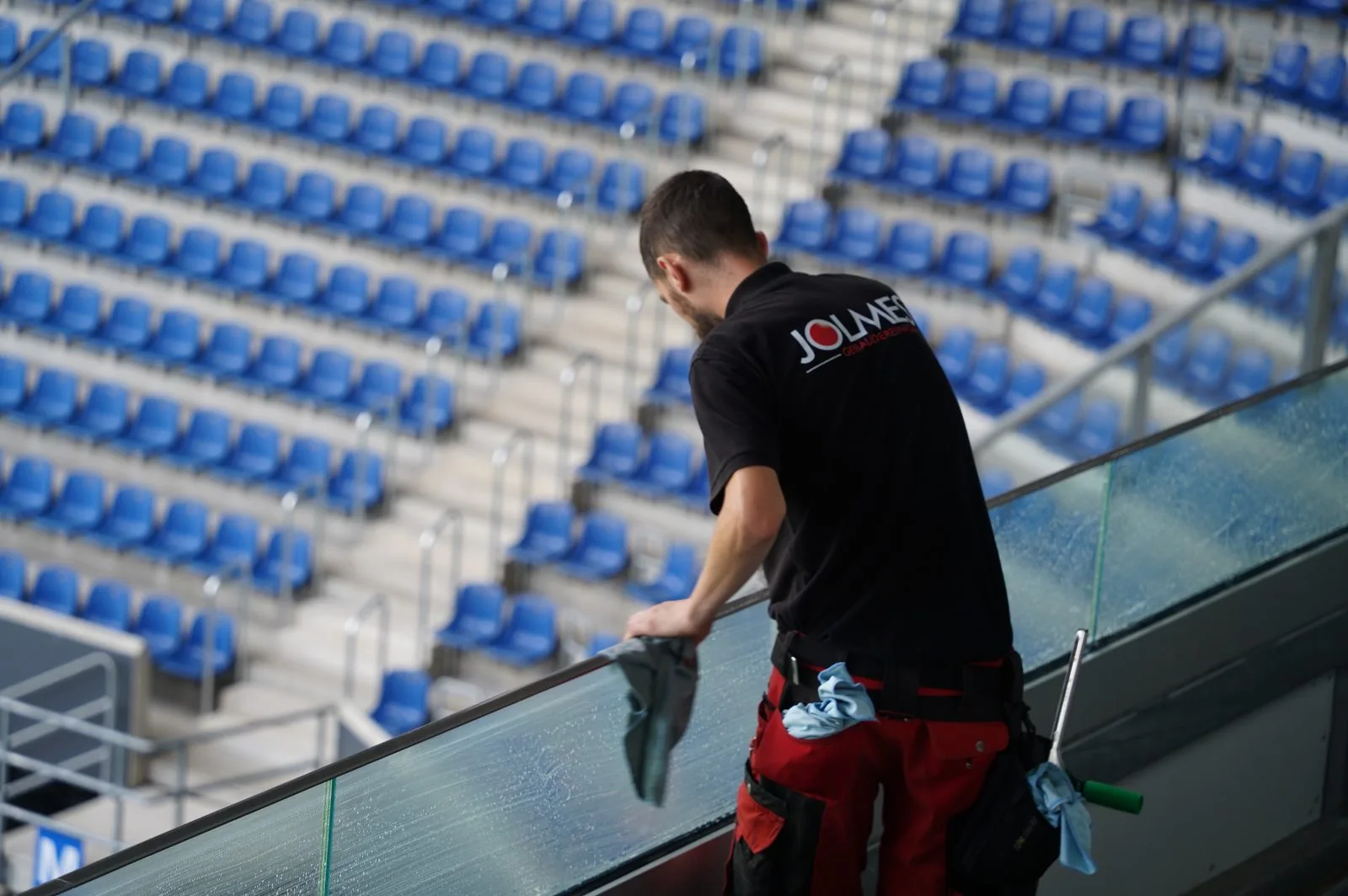 Glasbrüstung im Stadion wird gereinigt