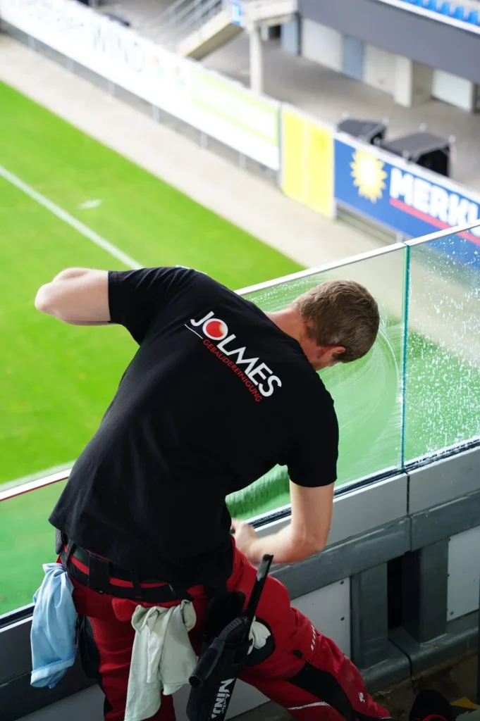 Glasreinigung an der Stadionbrüstung