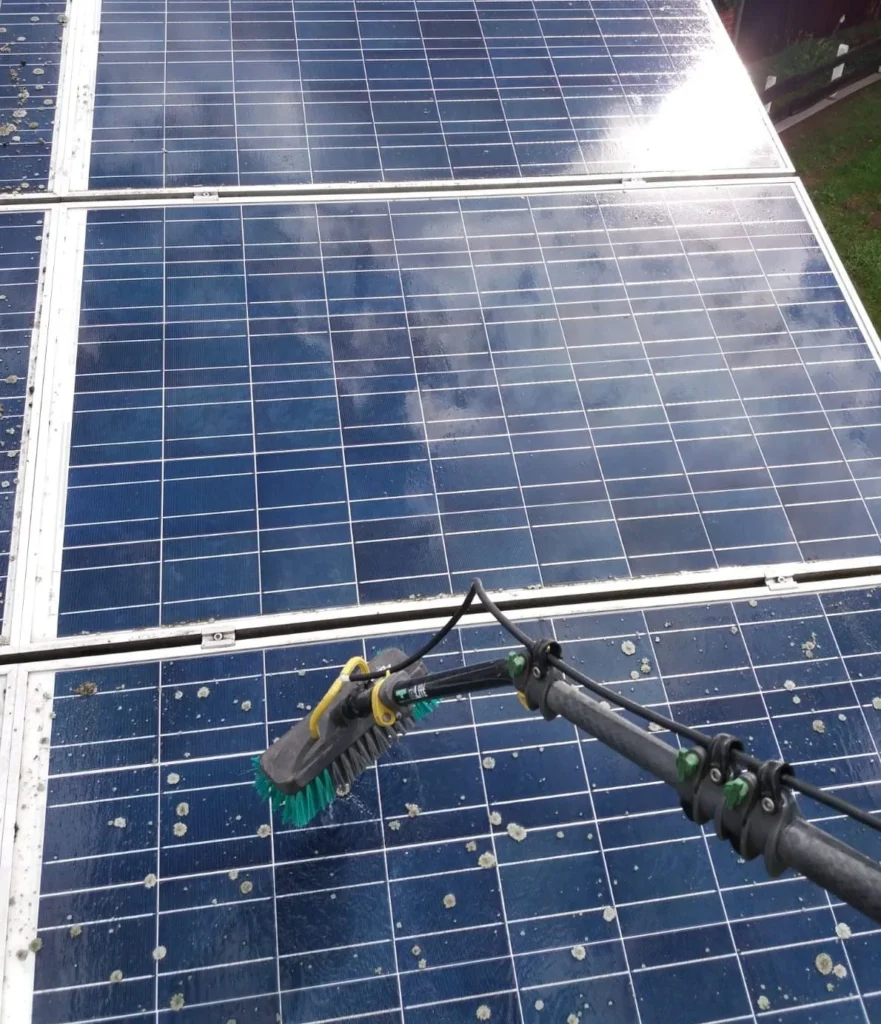 Photovoltaikanlage wird mit Bürste gereinigt