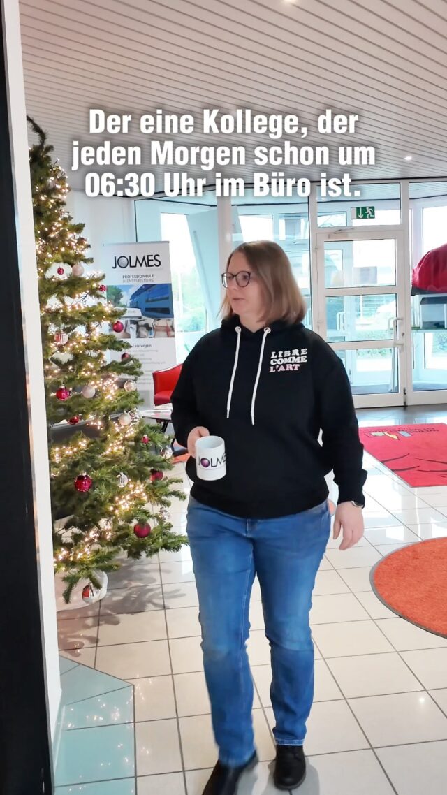 Wir wissen nicht, ob er nach Hause geht – um 6:30 Uhr ist er jedenfalls schon wieder da. ☕😄

#Jolmes #Frühaufsteher #Teamgeist