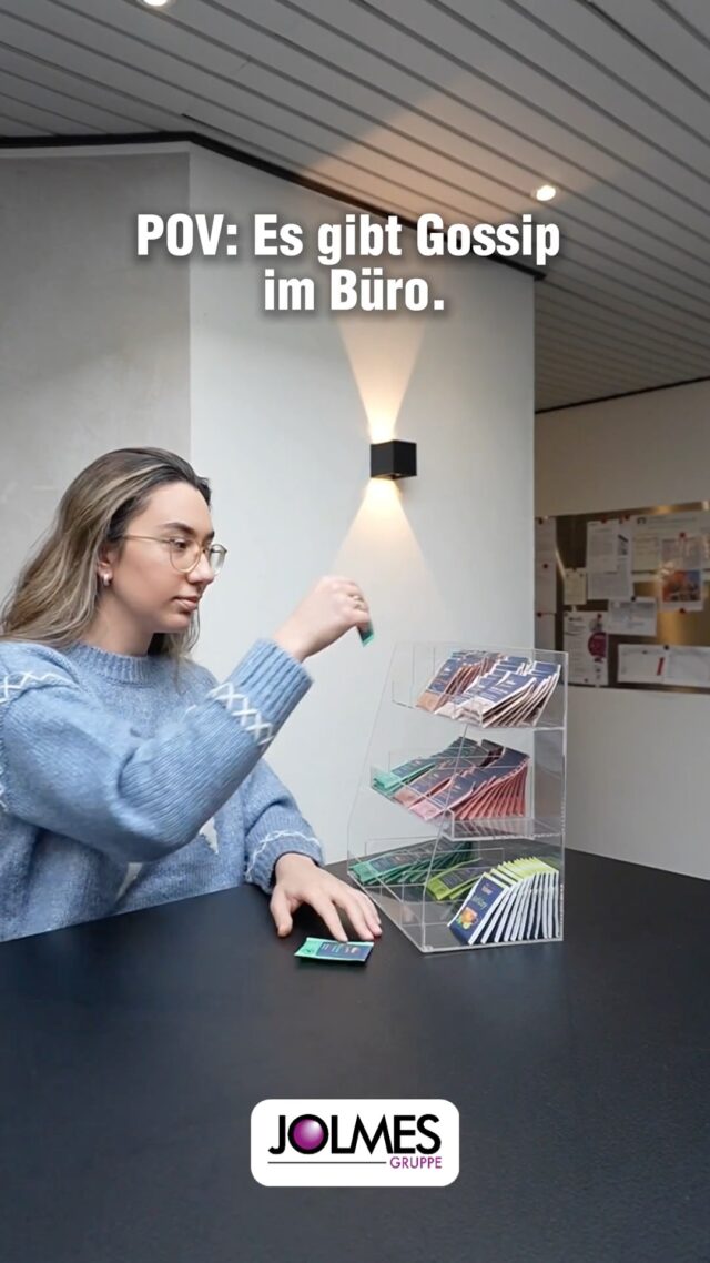 Wenn die Gespräche plötzlich spannender sind als die Arbeit 👀 … alle Augen auf den Gossip.

 #TeamJolmes #POV #BüroHumor #Multidienstleister