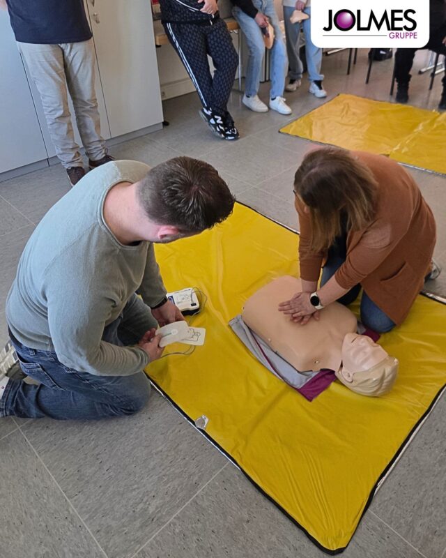 Sicherheit hört nicht beim Helm auf. 🚑
 
Alle zwei Jahre geht unser Team zum Erste-Hilfe-Kurs bei den  @malteser_paderborn. Unsere Mitarbeiter sind jeden Tag bei Kunden vor Ort. Auf Baustellen, in Gebäuden, im direkten Kontakt mit Menschen.
Wenn es drauf ankommt, soll jeder im Team wissen, was zu tun ist. Ohne Zögern.
 
Danke an die Malteser in Paderborn für die Schulung. 🙏
 
#JolmesGruppe #ErsteHilfe #Malteser #Arbeitssicherheit #Paderborn #Teamwork #Verantwortung